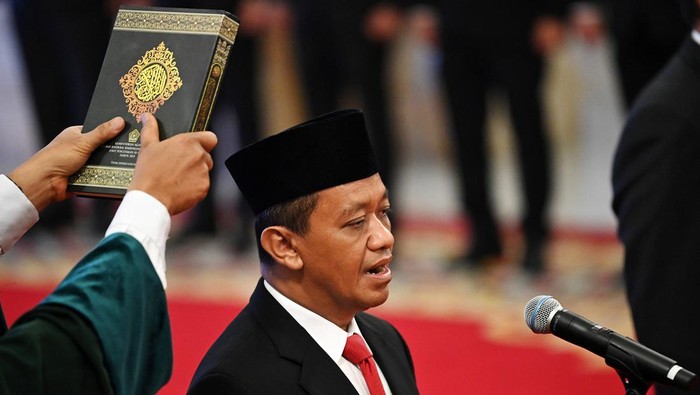 Presiden Jokowi resmi melantik sejumlah menteri dan wamen serta kepala badan hari ini. Pelantikan dan pengambilan sumpah dilakukan di Istana Kepresidenan, Jakarta, Senin (19/8/2024). Mereka yang dilantik adalah Supratman Andi Agtas (Menkumham), Bahlil Lahadalia (Menteri ESDM), ⁠Rosan Roeslani (Menteri Investasi), ⁠Angga Raka Prabowo (Wamenkominfo), Dadan Hindayana (Kepala Badan Gizi), Hasan Nasbi (Kepala Kantor Komunikasi Kepresidenan), dan Taruna Ikrar (Kepala BPOM).