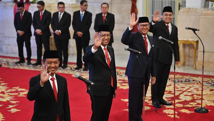 Presiden Jokowi resmi melantik sejumlah menteri dan wamen serta kepala badan hari ini. Pelantikan dan pengambilan sumpah dilakukan di Istana Kepresidenan, Jakarta, Senin (19/8/2024). Mereka yang dilantik adalah Supratman Andi Agtas (Menkumham), Bahlil Lahadalia (Menteri ESDM), ⁠Rosan Roeslani (Menteri Investasi), ⁠Angga Raka Prabowo (Wamenkominfo), Dadan Hindayana (Kepala Badan Gizi), Hasan Nasbi (Kepala Kantor Komunikasi Kepresidenan), dan Taruna Ikrar (Kepala BPOM).