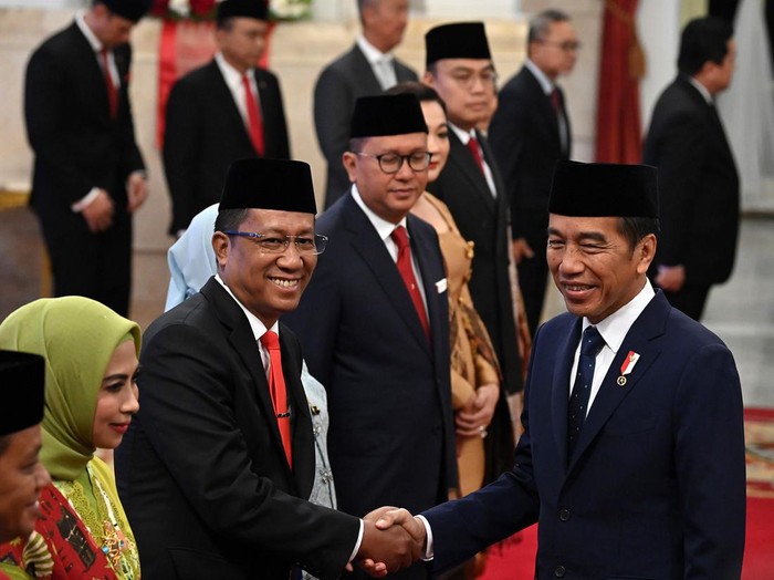 Presiden Jokowi resmi melantik sejumlah menteri dan wamen serta kepala badan hari ini. Pelantikan dan pengambilan sumpah dilakukan di Istana Kepresidenan, Jakarta, Senin (19/8/2024). Mereka yang dilantik adalah Supratman Andi Agtas (Menkumham), Bahlil Lahadalia (Menteri ESDM), ⁠Rosan Roeslani (Menteri Investasi), ⁠Angga Raka Prabowo (Wamenkominfo), Dadan Hindayana (Kepala Badan Gizi), Hasan Nasbi (Kepala Kantor Komunikasi Kepresidenan), dan Taruna Ikrar (Kepala BPOM).