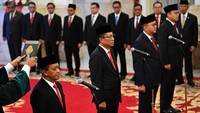 Bahlil Lahadalia, Supratman Andi Atgas, Roslan Roeslani, dan Angga Raka Prabowo mengucapkan sumpah jabatan saat pelantikan di Istana Kepresidenan, Jakarta, Senin (19/8/2024).