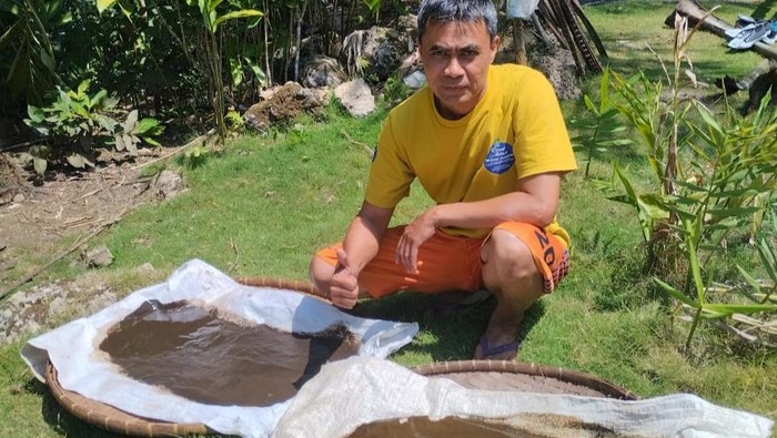 Jaja Sukmana. Sedang mengekstrak pupuk organik menjadi mutiara hitam penyubur tanah inovasinya.