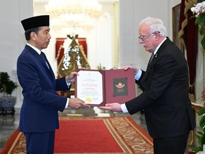 Jokowi Terima Penghargaan Tertinggi dari Presiden Palestina Mahmoud Abbas
