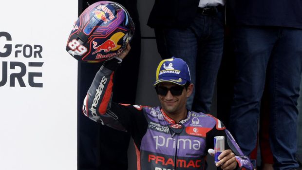 MotoGP - Austrian Grand Prix - Red Bull Ring, Spielberg, Austria - August 18, 2024 Prima Pramac Racing's Jorge Martin celebrates on the podium after finishing second in the MotoGP REUTERS/Leonhard Foeger