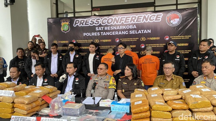Jumpa pers kasus kue ganja praduksi Purwakarta di Polres Tangerang Seltan. Hadir Kasat Narkoba Polres Tangerang Selatan AKP Bachtiar Noprianto.