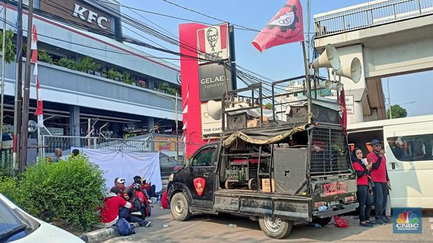 Kalangan buruh berunjuk rasa di depan kantor pusat KFC Gelael yang berlokasi di MT Haryono, Senin (19/8/2024). (վ/Ferry Sandi)
