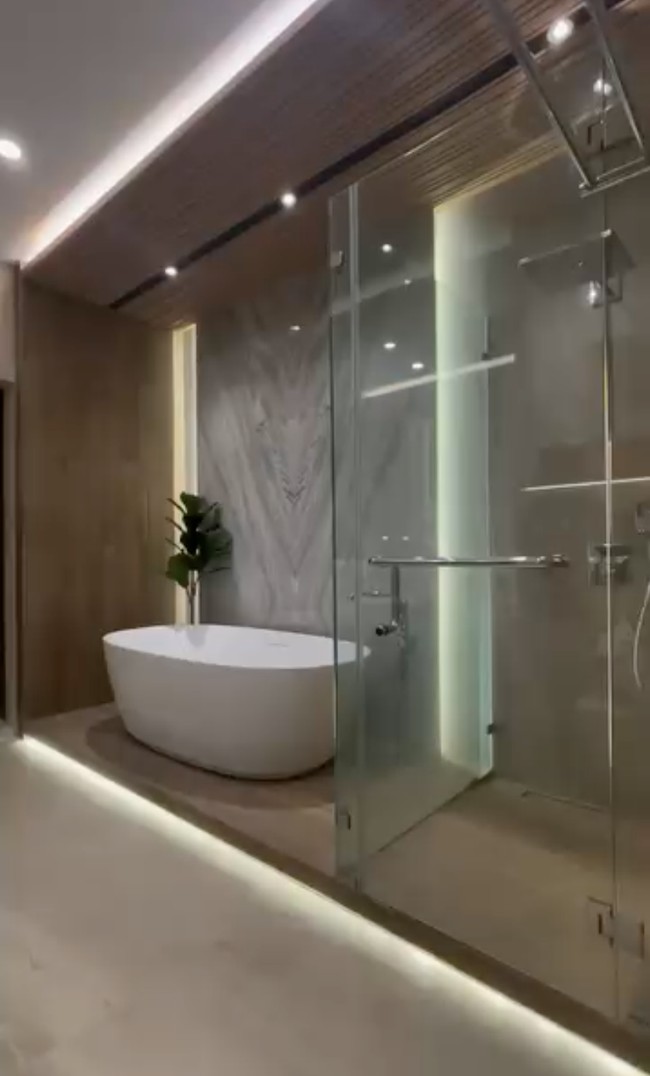 Terdapat ruang untuk shower dan bathtub yang dibuat terpisah. Terletak di samping bathtub, ruangan untuk shower itu dilapisi dinding dan pintu kaca. Foto: Instagram/@indrabrasco