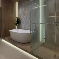 Terdapat ruang untuk shower dan bathtub yang dibuat terpisah. Terletak di samping bathtub, ruangan untuk shower itu dilapisi dinding dan pintu kaca. Foto: Instagram/@indrabrasco