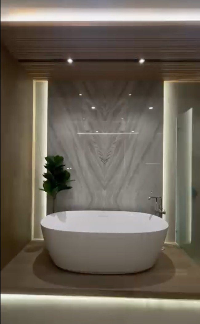 Kamar mandi tersebut juga terlihat simpel dan elegan dengan tidak terlalu banyak barang. Untuk mempercantik sudut ruangan, Mona dan Indra memilih hanya meletakkan tanaman artificial di samping bathtub kamar mandinya. Foto: Instagram/@indrabrasco