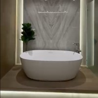Kamar mandi tersebut juga terlihat simpel dan elegan dengan tidak terlalu banyak barang. Untuk mempercantik sudut ruangan, Mona dan Indra memilih hanya meletakkan tanaman artificial di samping bathtub kamar mandinya. Foto: Instagram/@indrabrasco