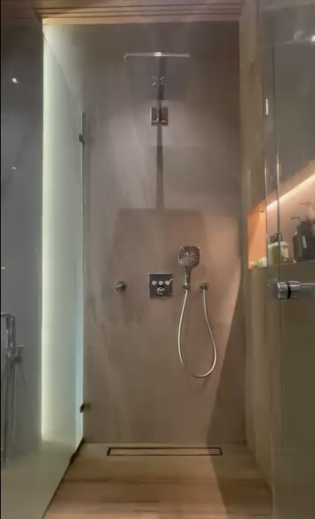Shower di kamar mandi Mona dan Indra juga cukup lengkap, terdapat dua jenis shower, hand shower dan head shower. Di salah satu sisi dindingnya juga dibuat celah untuk meletakkan peralatan mandi agar tak berantakan. Foto: Instagram/@indrabrasco