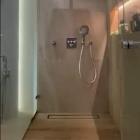 Shower di kamar mandi Mona dan Indra juga cukup lengkap, terdapat dua jenis shower, hand shower dan head shower. Di salah satu sisi dindingnya juga dibuat celah untuk meletakkan peralatan mandi agar tak berantakan. Foto: Instagram/@indrabrasco