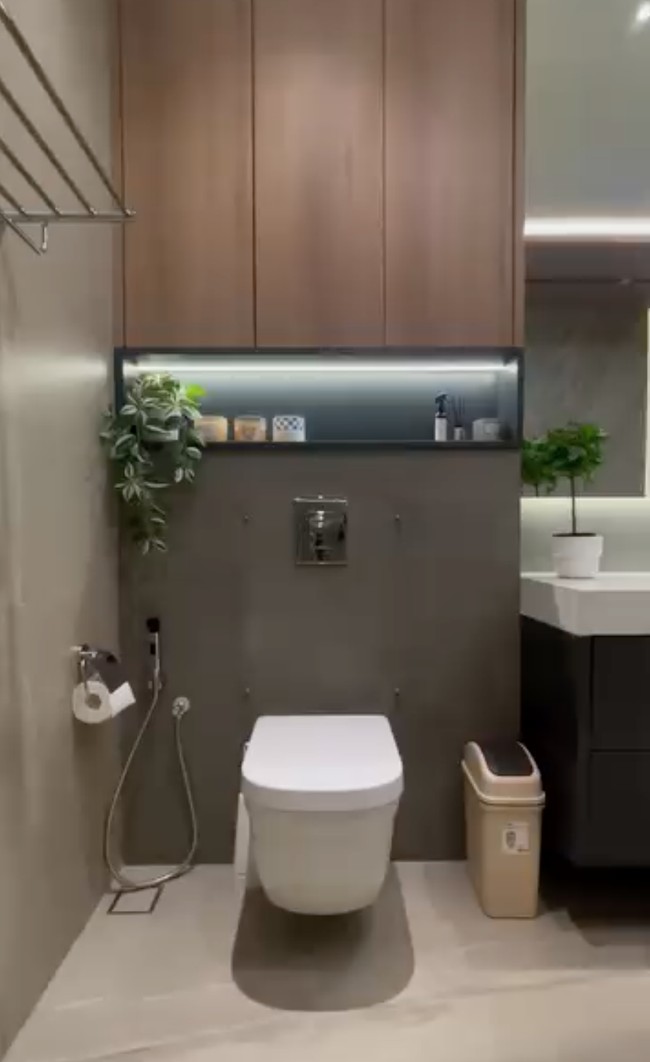 Kloset duduk dipilih untuk melengkapi fasilitas di kamar mandi mewahnya itu. Sentuhan beberapa tanaman artificial hijau juga kembali terlihat menghiasi sudut kamar mandinya tersebut. Foto: Instagram/@indrabrasco