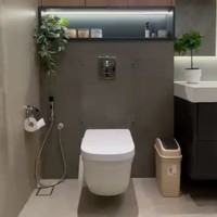 Kloset duduk dipilih untuk melengkapi fasilitas di kamar mandi mewahnya itu. Sentuhan beberapa tanaman artificial hijau juga kembali terlihat menghiasi sudut kamar mandinya tersebut. Foto: Instagram/@indrabrasco