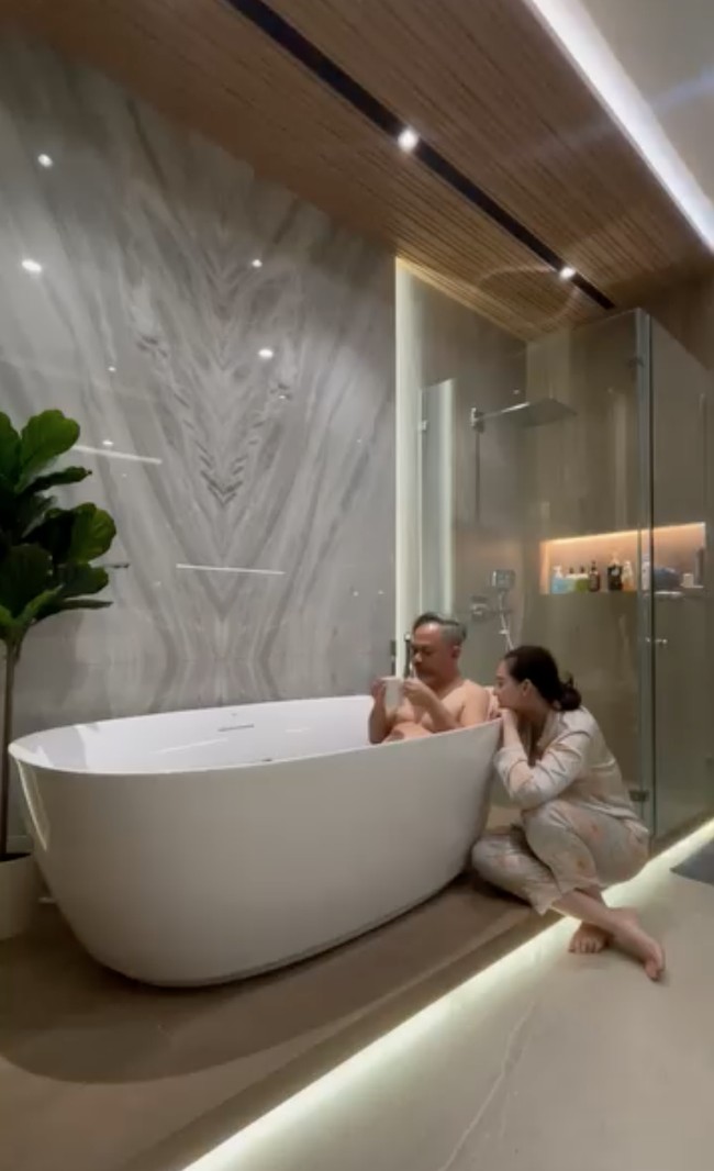 Mona dan Indra juga memperagakan beberapa tempat faavorit keduanya untuk mengobrol berbagai hal. Salah satunya di tempat bathtub. Foto: Instagram/@indrabrasco