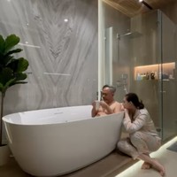 Mona dan Indra juga memperagakan beberapa tempat faavorit keduanya untuk mengobrol berbagai hal. Salah satunya di tempat bathtub. Foto: Instagram/@indrabrasco