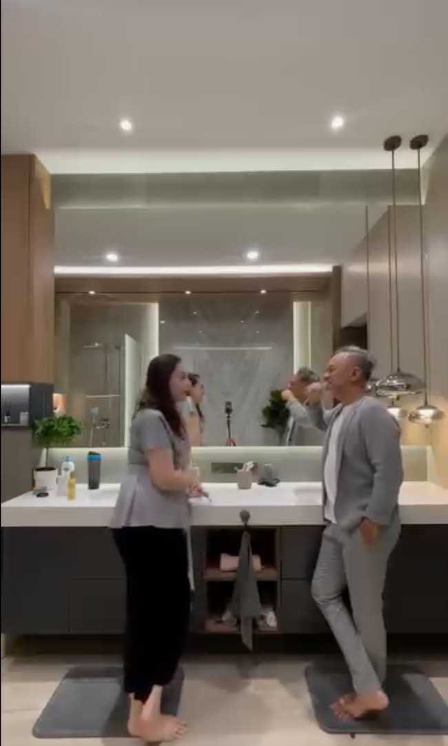 Tempat ngobrol paling asiiik… Banyak pertanyaan tentang hubungan kita, Kok bisa siih udh 21 th menikah romantis terus ?? Jawabannya banyakin ngobrol ber2an dikamar mandi.. Salah satu request pacar abadiku @monaratuliu ini adalah, kalo punya Rumah pengen punya kamar mandi yang nyaman… Karena kalo dikamar mandi kita itu bisa ngobrol ngalor ngidul, dari yg penting sampai yg gk penting.. tulis keterangan dalam unggahannya. Foto: Instagram/@indrabrasco