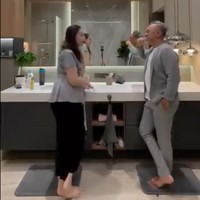 Tempat ngobrol paling asiiik… Banyak pertanyaan tentang hubungan kita, Kok bisa siih udh 21 th menikah romantis terus ?? Jawabannya banyakin ngobrol ber2an dikamar mandi.. Salah satu request pacar abadiku @monaratuliu ini adalah, kalo punya Rumah pengen punya kamar mandi yang nyaman… Karena kalo dikamar mandi kita itu bisa ngobrol ngalor ngidul, dari yg penting sampai yg gk penting.. tulis keterangan dalam unggahannya. Foto: Instagram/@indrabrasco