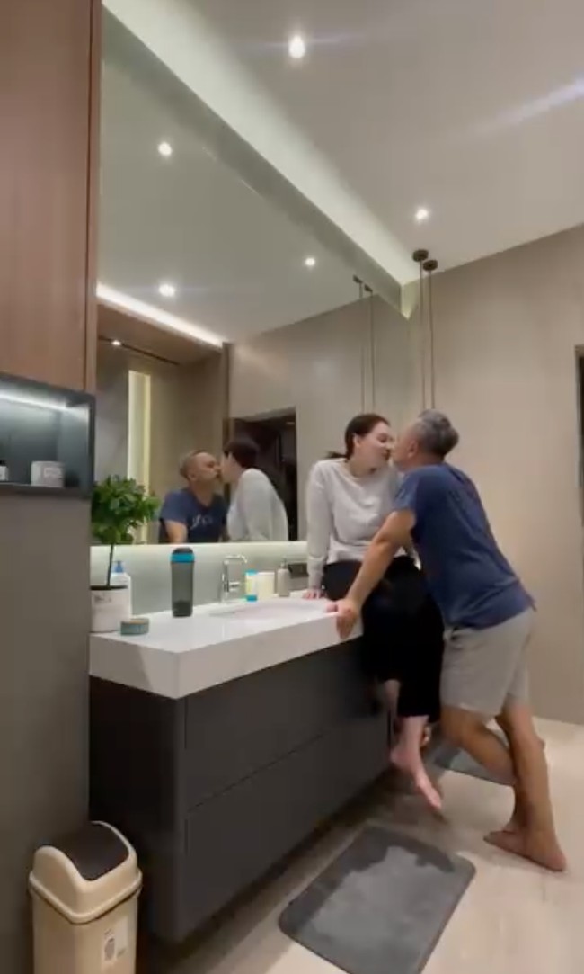 Kamar mandi tersebut juga tampaknya bisa menjadi tempat keduanya untuk bermesraan. Tak heran hingga saat ini keduanya masih kompak dan lengket meski sudah menikah selama 21 tahun. Foto: Instagram/@indrabrasco