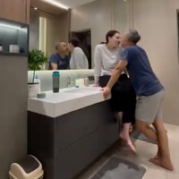 Kamar mandi tersebut juga tampaknya bisa menjadi tempat keduanya untuk bermesraan. Tak heran hingga saat ini keduanya masih kompak dan lengket meski sudah menikah selama 21 tahun. Foto: Instagram/@indrabrasco