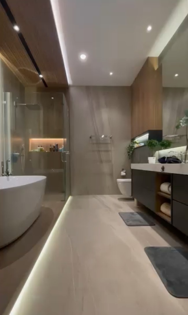 Melalui akun Instagramnya, Indra Brasco dan Mona Ratuliu memamerkan kamar mandi di rumah mereka. Didominasi warna coklat, kamar mandi tersebut terlihat mewah dan estetik. Foto: Instagram/@indrabrasco