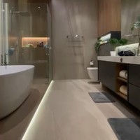 Melalui akun Instagramnya, Indra Brasco dan Mona Ratuliu memamerkan kamar mandi di rumah mereka. Didominasi warna coklat, kamar mandi tersebut terlihat mewah dan estetik. Foto: Instagram/@indrabrasco