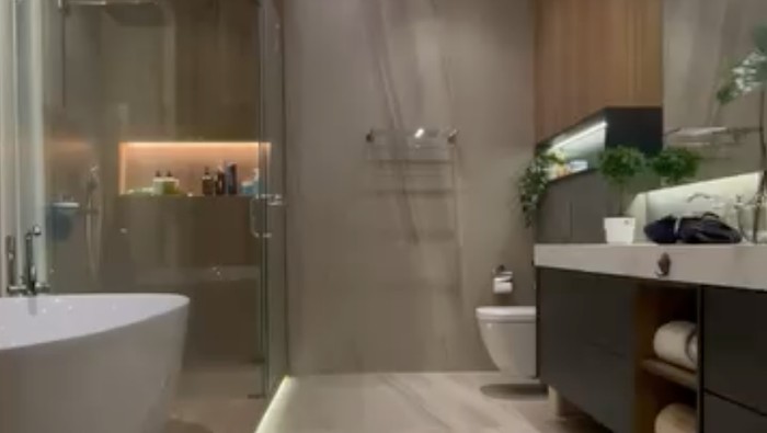 Kamar mandi Indra Brasco dan Mona Ratuliu