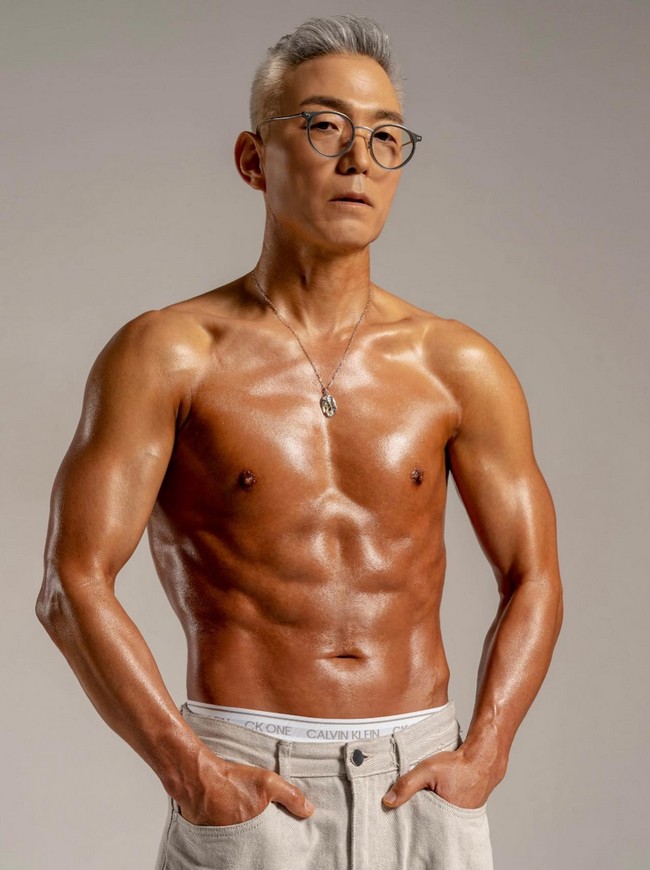 Kang Changdong memiliki perut buncit karena kebiasaan minum alkohol. Dia juga mengalami masalah di lutut yang membuatnya sulit berjalan selama 1,5 tahun. Foto: Instagram/@okdong_fit