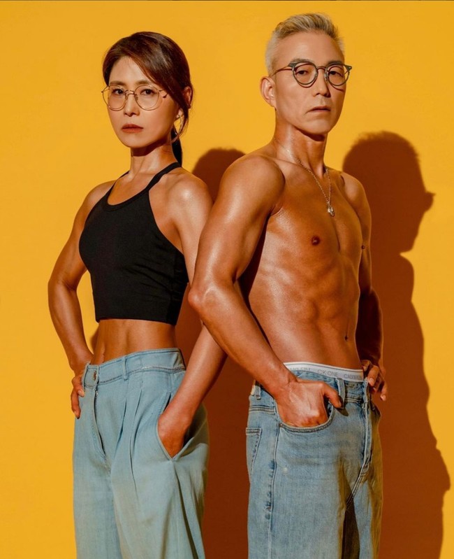 Setelah sembilan bulan, tubuh mereka jadi lebih fit, ramping dan atletis. Keduanya bahkan memiliki perut sixpack di usia paruh baya. Foto: Instagram/@okdong_fit