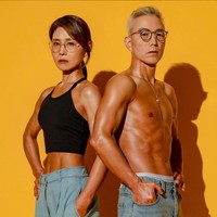 Setelah sembilan bulan, tubuh mereka jadi lebih fit, ramping dan atletis. Keduanya bahkan memiliki perut sixpack di usia paruh baya. Foto: Instagram/@okdong_fit