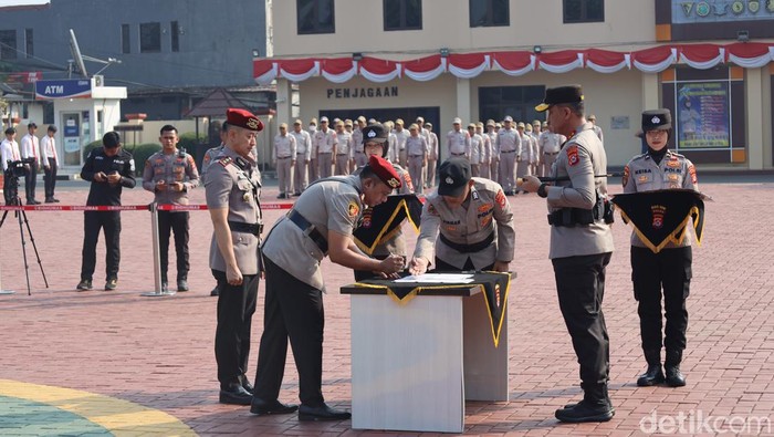 Kapolda Banten Irjen Suyudi Ario Seto melantik 5 pejabat utama Polda Banten