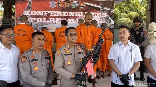 Kapolres Badung AKBP Teguh Priyo Wasono memegang barang bukti airsoft gun yang digunakan I Komang Arya Pangestu alias Mang Yo saat konferensi pers di Mapolres Badung, Senin (19/8/2024). (Foto: Ida Bagus Putu Mahendra/detikBali)