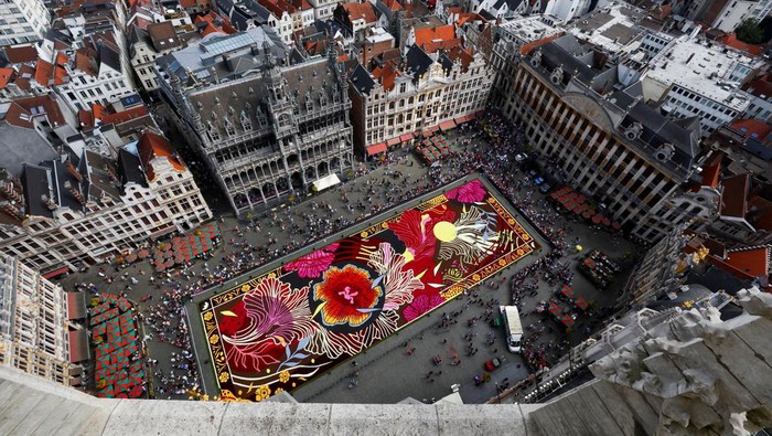 Karpet Bunga Raksasa Hiasi Alun-alun Bersejarah Brussels A 1,680-square-meter ''Art Nouveau'' theme flower carpet, made by a team of about 100 gardeners using hundreds of thousands of dahlias and begonias, is seen at Brussels' Grand Place, Belgium August 15, 2024. REUTERS/Yves Herman TPX IMAGES OF THE DAY