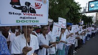 IMA menyebut pembunuhan dokter wanita di Kolkata itu biadab. Mereka meminta perubahan menyeluruh dalam aturan untuk melindungi dokter. (AP Photo/Ajit Solanki) 