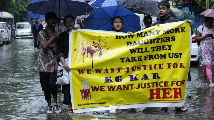 Kasus Dokter Diperkosa dan Dibunuh Picu Kemarahan Warga India Members of West Bengal Junior Doctors' Front and nursing students shout slogans as they join in a rally during a protest against the rape and killing of a trainee doctor at a government hospital in Kolkata last week, in Kolkata, India, Sunday, Aug. 18, 2024. (AP Photo/Bikas Das)