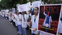 Banyak serikat medis, baik dalam sistem pemerintah maupun swasta, yang mendukung aksi mogok kerja massal tersebut. Asosiasi Medis India (IMA) terus memperluas aksi protes, terutama mogok kerja para dokter, dengan penarikan layanan secara nasional selama 24 jam dan penangguhan semua prosedur nonesensial. (AP Photo/Ajit Solanki) 