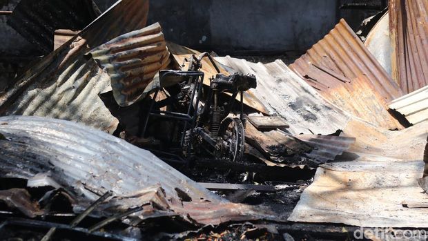 Kondisi warung pecel Bu Ramelan yang terbakar, Senin (19/8/2024).