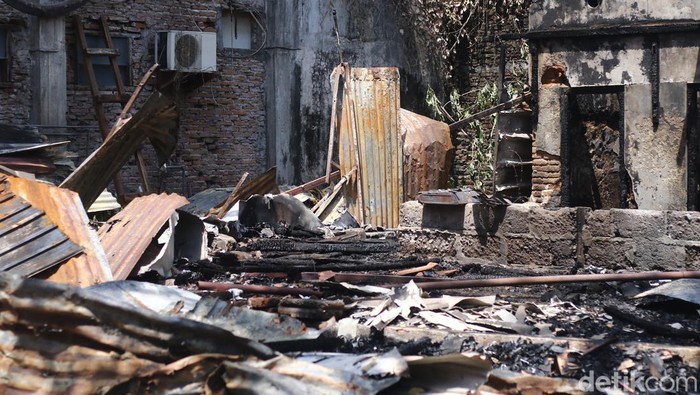 Kondisi warung pecel Bu Ramelan yang terbakar, Senin (19/8/2024).