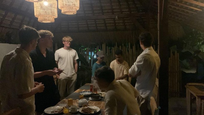 Kelompok WNA yang tidak mau bayar makan minum pada sebuah restoran di Diamond Beach, Nusa Penida Klungkung, Minggu (18/8/2024). (Dok pemilik restoran, Jero Kadek Susiani)