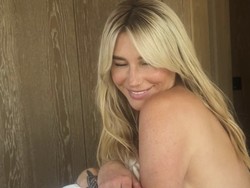 Kesha Akui Bosan Pakai Baju, Unggah Foto Tanpa Busana di Instagram