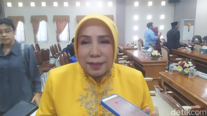 Ketua DPD Partai Golkar Kota Magelang, Titiek Utami usai menghadiri pelantikan sebagai anggota DPRD Kota Magelang, Senin (19/8/2024).