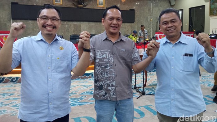 Ketua DPD PKS Kota Cirebon, Karso (pertama dari kanan) bersama dengan Ketua Bappilu DPC Gerindra Kota Cirebon, Fitrah Malik (tengah) dan Sekretaris DPD NasDem Kota Cirebon, Harry Saputra Gani (kiri).