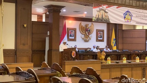 Ketua Fraksi Demokrat DPRD Bali, I Komang Nova Sewi Putra, menyampaikan pandangan umum fraksinya terkait RAPBD Perubahan 2024 dalam rapat paripurna, Senin (19/8/2024). (Rizki Setyo Samudero/detikBali)