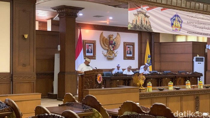 Ketua Fraksi Gerindra DPRD Bali I Ketut Juliarta menyampaikan pandangan umum terkait APBD Perubahan 2024 dalam rapat paripurna DPRD Bali, Senin (19/8/2024). (Foto: Rizki Setyo Samudero/detikBali)