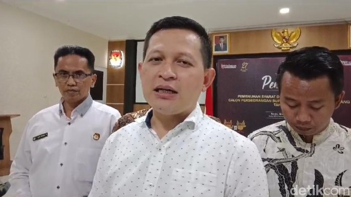 Ketua KPU Sumedang Ogi Ahmad Fauzi (tengah) saat memberikan keterangan kepada awak media, Senin (19/8/2024).