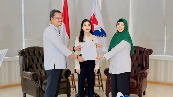 Ketua Umum Partai Perindo Angela Tanoesoedibjo menyerahkan dokumen Model B.1-KWK Parpol kepada Sitti Rohmi Djalillah di Jakarta, Senin (19/8/2024). (Dok. Partai Perindo NTB)