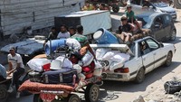 Warga Palestina terlihat mulai meninggalkan kamp pengungsi Maghazi di Jalur Gaza bagian tengah pada hari Sabtu (17/8) menyusul perintah evakuasi Israel.