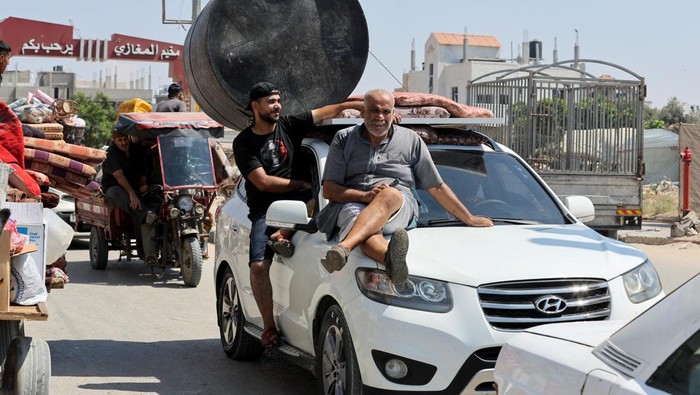 Khawatir Serangan Israel, Warga Palestina Tinggalkan Kamp Maghazi Displaced Palestinians make their way as they flee Maghazi refugee camp following an Israeli evacuation order, amid Israel-Hamas conflict, in the central Gaza Strip, August 17, 2024. REUTERS/Ramadan Abed