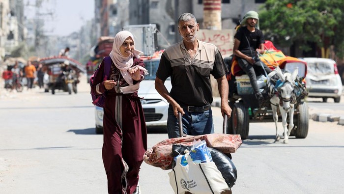 Displaced Palestinians make their way as they flee Maghazi refugee camp following an Israeli evacuation order, amid Israel-Hamas conflict, in the central Gaza Strip, August 17, 2024. REUTERS/Ramadan Abed