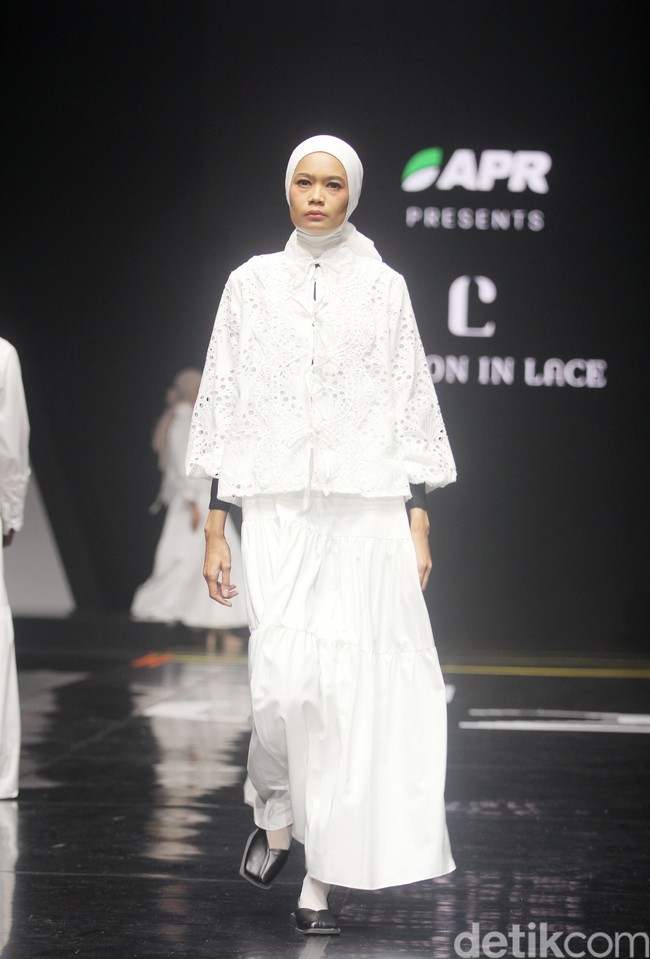 Inilah koleksi terbaru Cotton in Lace by Steffi Leonard yang ditampilkan dalam fashion show Redefining Fashion for Better Future di Istora Senayan, di Muffest 2024. Sabtu [10/8/2024]. Foto: mohammad Abduh/detikcom.