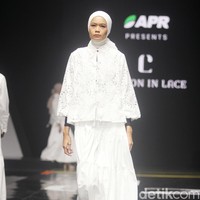 Inilah koleksi terbaru Cotton in Lace by Steffi Leonard yang ditampilkan dalam fashion show Redefining Fashion for Better Future di Istora Senayan, di Muffest 2024. Sabtu [10/8/2024]. Foto: mohammad Abduh/detikcom.